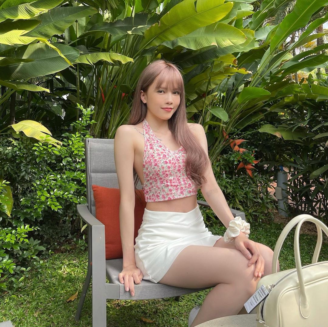 Thiều Bảo Trâm diện áo hai dây, khoe lưng đẹp eo thon 6 Thiều Bảo Trâm diện áo hai dây, khoe lưng đẹp eo thon 6