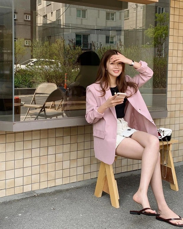 Hè đến: Đi dép vẫn xinh hết nấc với công thức mix đồ chuẩn Hàn sau đây 5 Hè đến: Đi dép vẫn xinh hết nấc với công thức mix đồ chuẩn Hàn sau đây 5