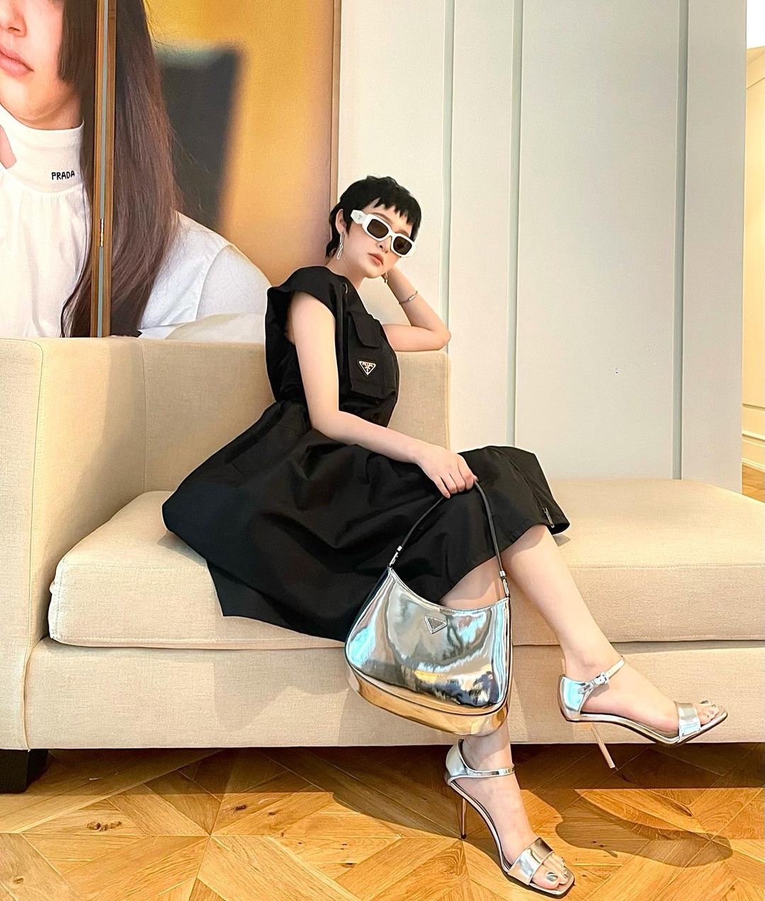Hiền Hồ thả nhẹ 1 tấm hình, dân tình 'bóc' luôn outfit giá gần 150 triệu đồng 3 Hiền Hồ thả nhẹ 1 tấm hình, dân tình 'bóc' luôn outfit giá gần 150 triệu đồng 3