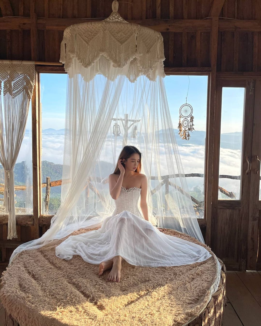 Corset - món đồ khó nhằn nhưng được Ngọc Trinh chinh phục ‘ngon ơ’ 4 Corset - món đồ khó nhằn nhưng được Ngọc Trinh chinh phục ‘ngon ơ’ 4