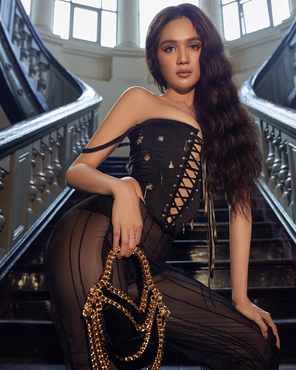 Corset - món đồ khó nhằn nhưng được Ngọc Trinh chinh phục ‘ngon ơ’ 9 Corset - món đồ khó nhằn nhưng được Ngọc Trinh chinh phục ‘ngon ơ’ 9