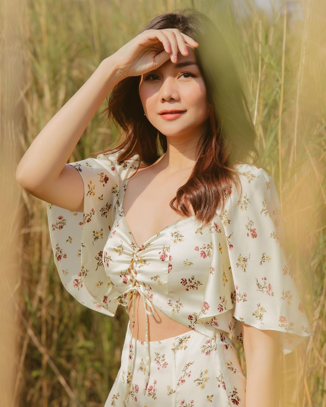 Thanh Hằng lan tỏa hương sắc ngày hè qua những bộ váy hoa, nàng copy ngay, khỏi cần nghĩ 30/4 mặc gì 1 Thanh Hằng lan tỏa hương sắc ngày hè qua những bộ váy hoa, nàng copy ngay, khỏi cần nghĩ 30/4 mặc gì 1