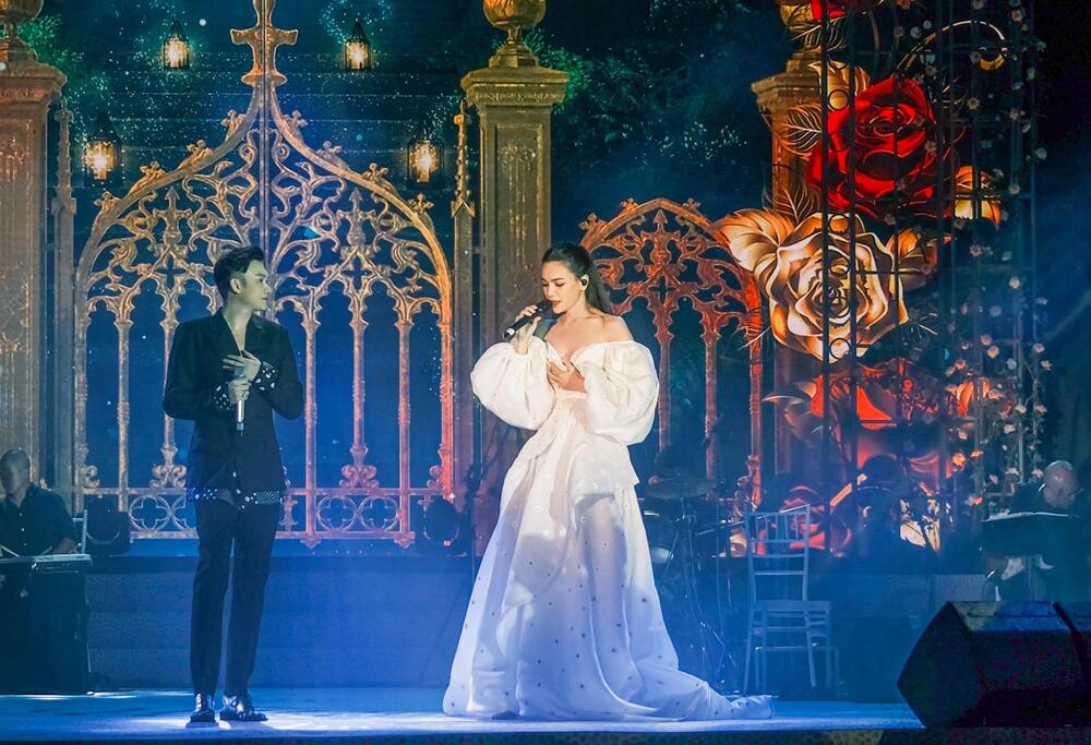 Hà Hồ diện váy trễ nải, rạng rỡ tựa nàng công chúa bước ra từ truyện cổ tích 4 Hà Hồ diện váy trễ nải, rạng rỡ tựa nàng công chúa bước ra từ truyện cổ tích 4