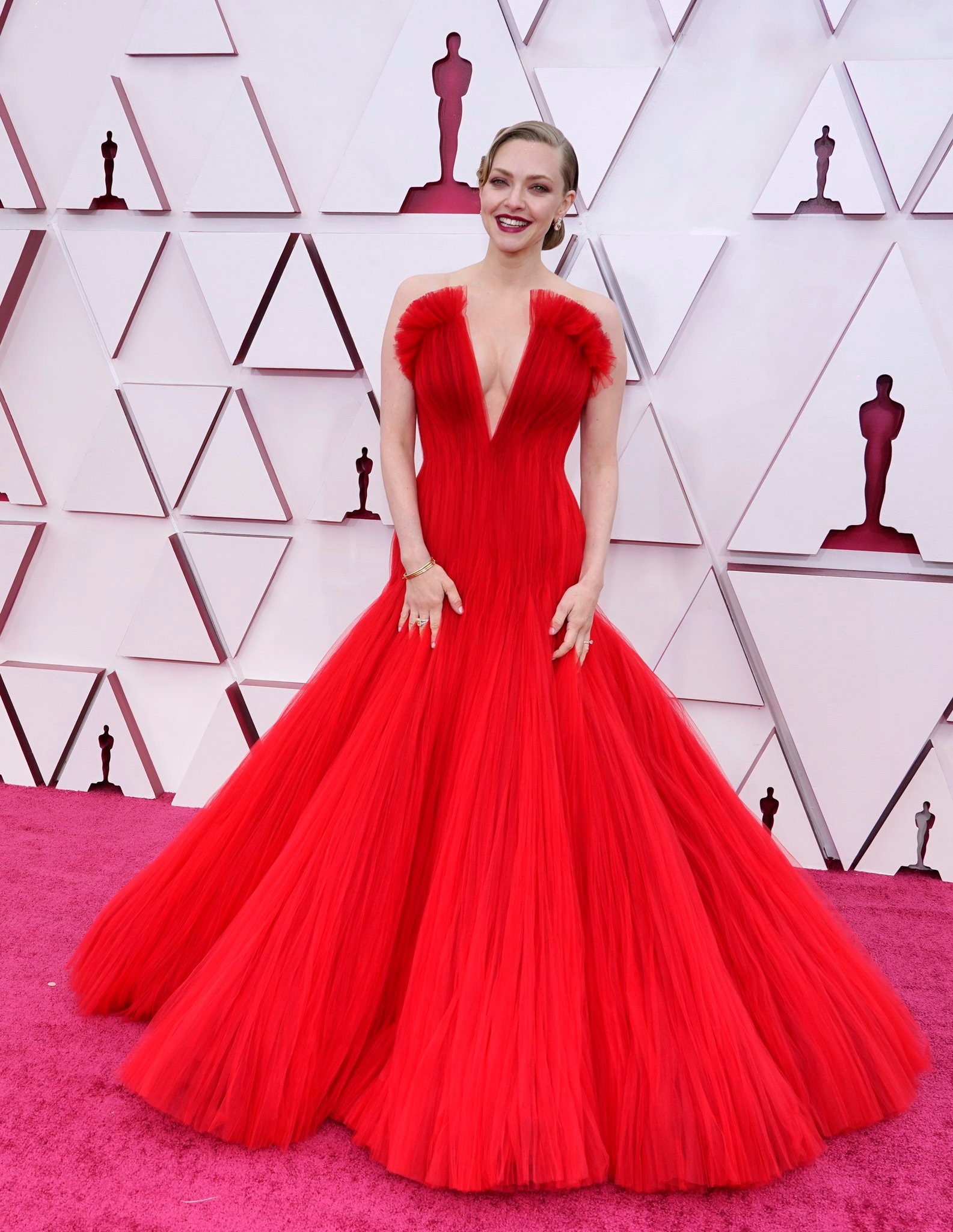 Thời trang siêu thảm đỏ Oscar 2021: Youn Yuh Jung sang trọng lấn át hậu bối, công chúa Disney bung lụa hết cỡ 5 Thời trang siêu thảm đỏ Oscar 2021: Youn Yuh Jung sang trọng lấn át hậu bối, công chúa Disney bung lụa hết cỡ 5
