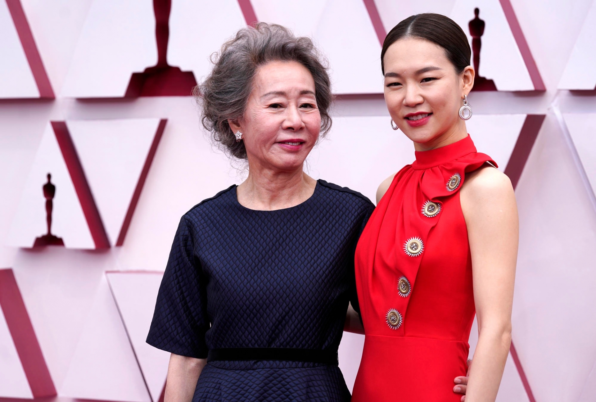 Thời trang siêu thảm đỏ Oscar 2021: Youn Yuh Jung sang trọng lấn át hậu bối, công chúa Disney bung lụa hết cỡ 2 Thời trang siêu thảm đỏ Oscar 2021: Youn Yuh Jung sang trọng lấn át hậu bối, công chúa Disney bung lụa hết cỡ 2