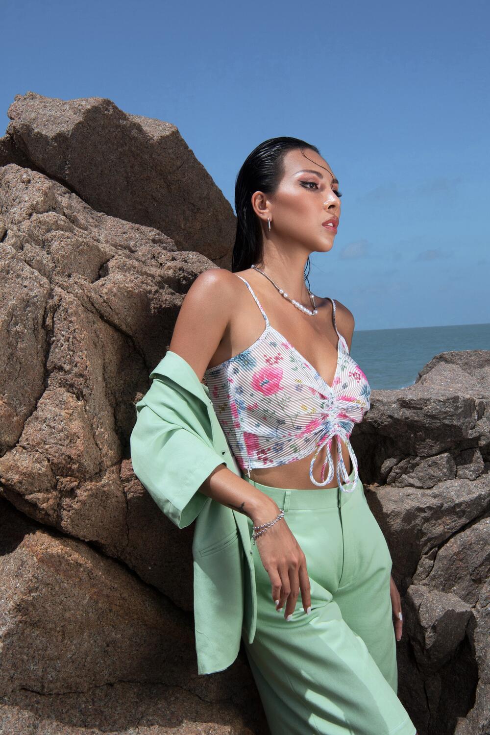 Đi biển nhưng tinh thần thời trang vẫn 'ngời ngợi' cùng loạt gợi ý của siêu mẫu Minh Triệu 11 Đi biển nhưng tinh thần thời trang vẫn 'ngời ngợi' cùng loạt gợi ý của siêu mẫu Minh Triệu 11