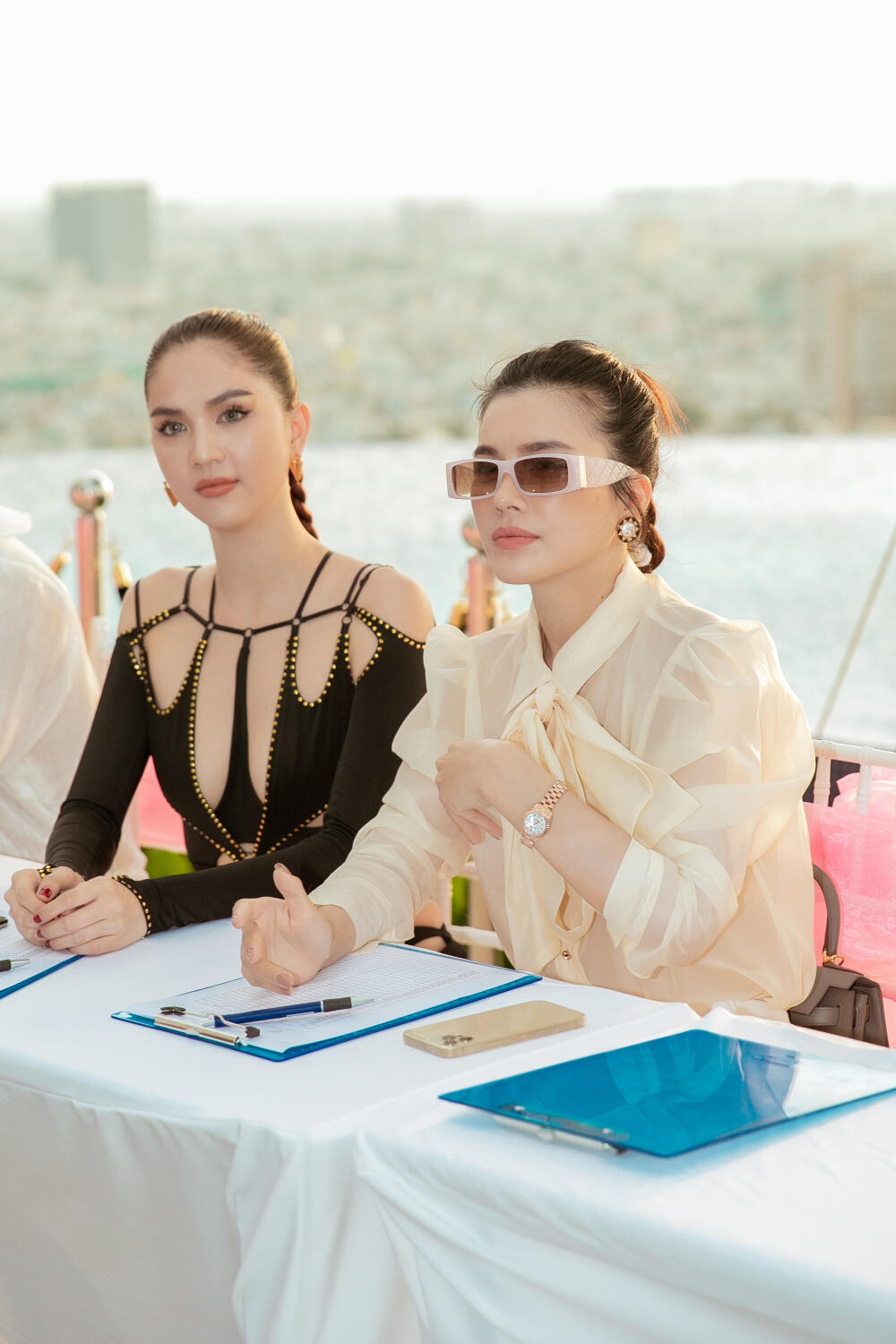 Ngọc Trinh và Vũ Khắc Tiệp lên đồ 'tông xẹt tông', chứng minh độ 'xứng đôi vừa lứa' tại sự kiện 6 Ngọc Trinh và Vũ Khắc Tiệp lên đồ 'tông xẹt tông', chứng minh độ 'xứng đôi vừa lứa' tại sự kiện 6