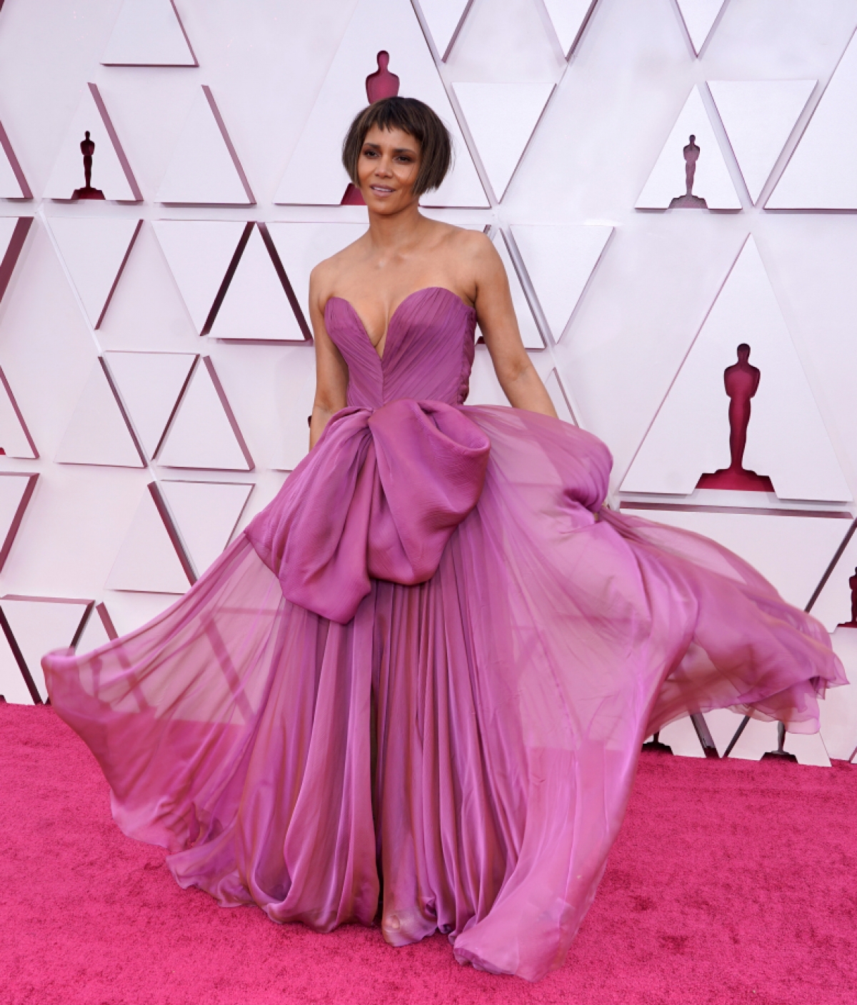 Kiểu tóc 'gặm nhấm' của Halle Berry tại thảm đỏ Oscar 2021 bị dân tình chế ảnh đầy hài hước. 3 Kiểu tóc 'gặm nhấm' của Halle Berry tại thảm đỏ Oscar 2021 bị dân tình chế ảnh đầy hài hước. 3