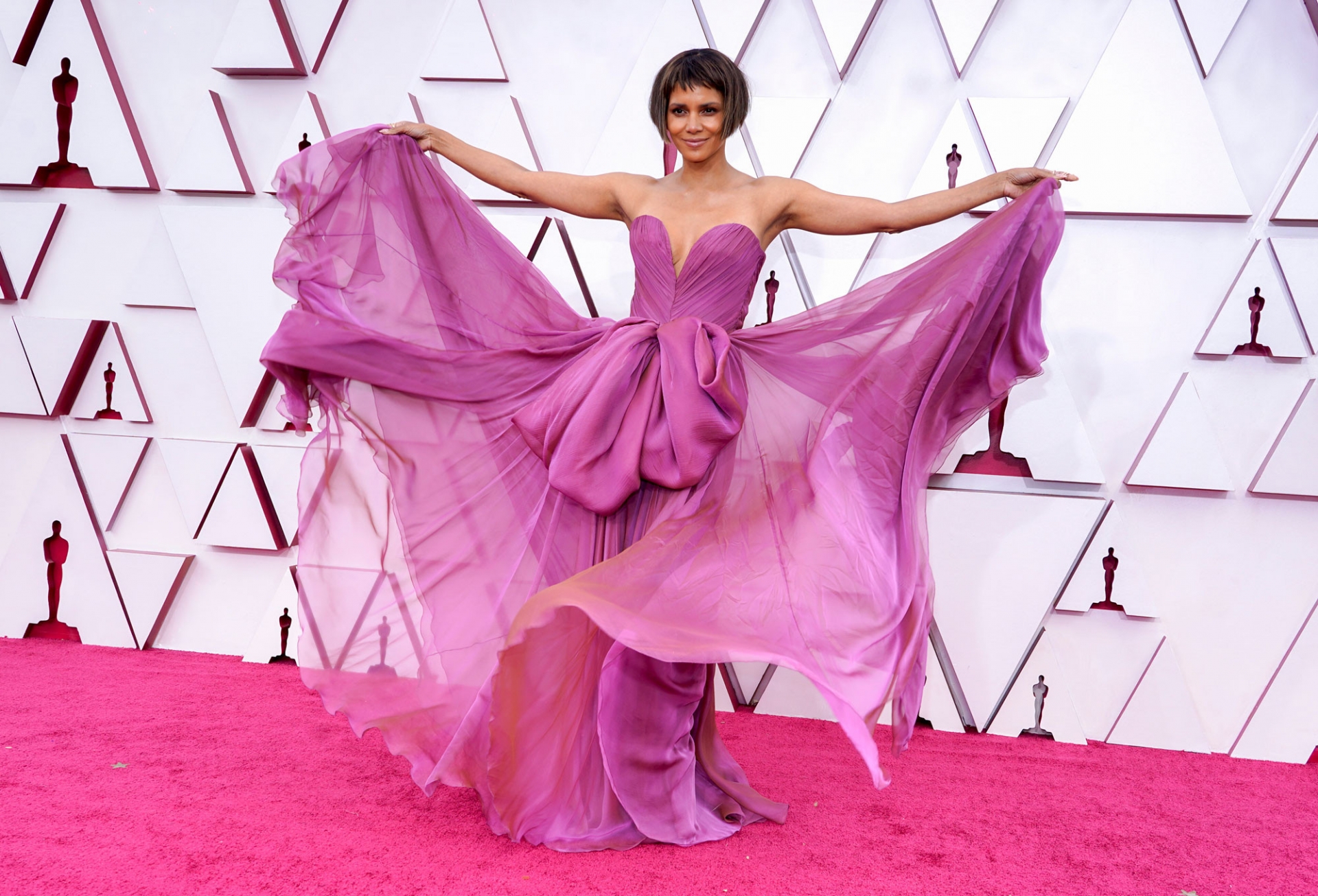 Kiểu tóc 'gặm nhấm' của Halle Berry tại thảm đỏ Oscar 2021 bị dân tình chế ảnh đầy hài hước. 2 Kiểu tóc 'gặm nhấm' của Halle Berry tại thảm đỏ Oscar 2021 bị dân tình chế ảnh đầy hài hước. 2