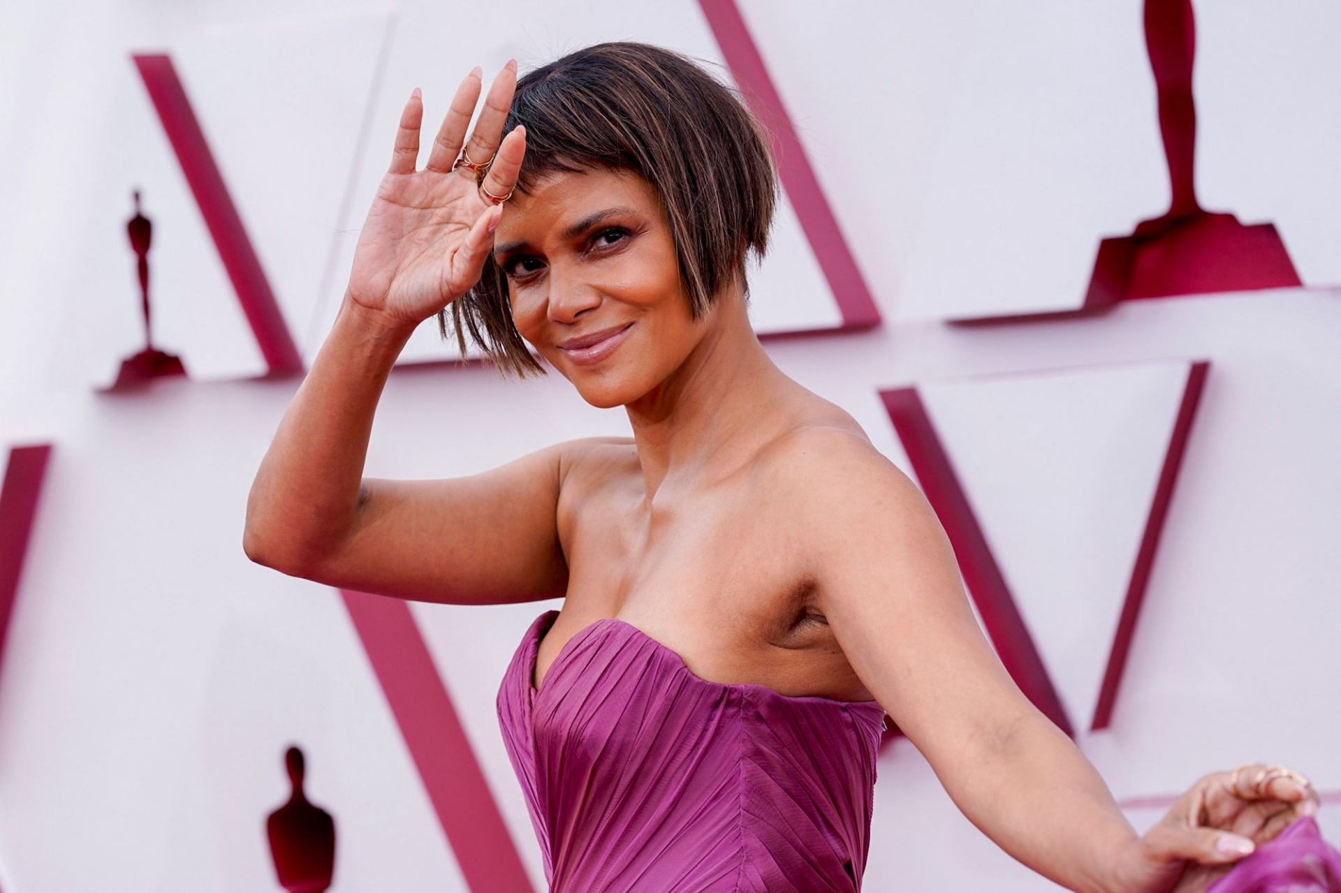 Kiểu tóc 'gặm nhấm' của Halle Berry tại thảm đỏ Oscar 2021 bị dân tình chế ảnh đầy hài hước. 4 Kiểu tóc 'gặm nhấm' của Halle Berry tại thảm đỏ Oscar 2021 bị dân tình chế ảnh đầy hài hước. 4