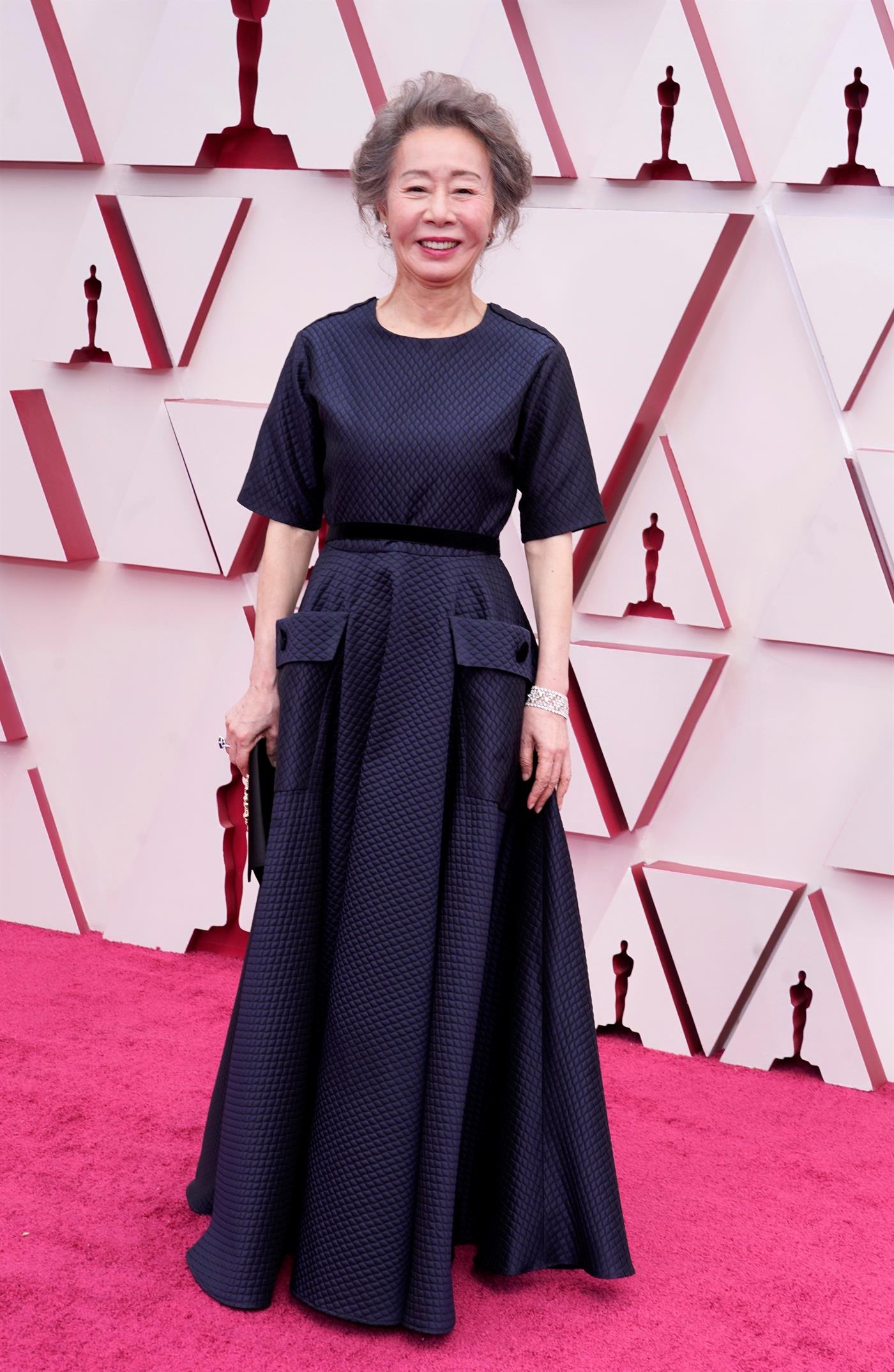Nữ diễn viên phụ xuất sắc nhất Oscar 2021 - Youn Yuh Jung 'chuộng' sắc đen thanh lịch 4 Nữ diễn viên phụ xuất sắc nhất Oscar 2021 - Youn Yuh Jung 'chuộng' sắc đen thanh lịch 4