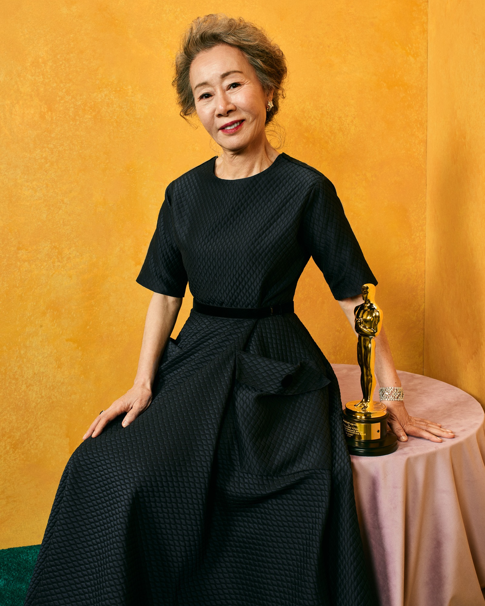 Nữ diễn viên phụ xuất sắc nhất Oscar 2021 - Youn Yuh Jung 'chuộng' sắc đen thanh lịch 5