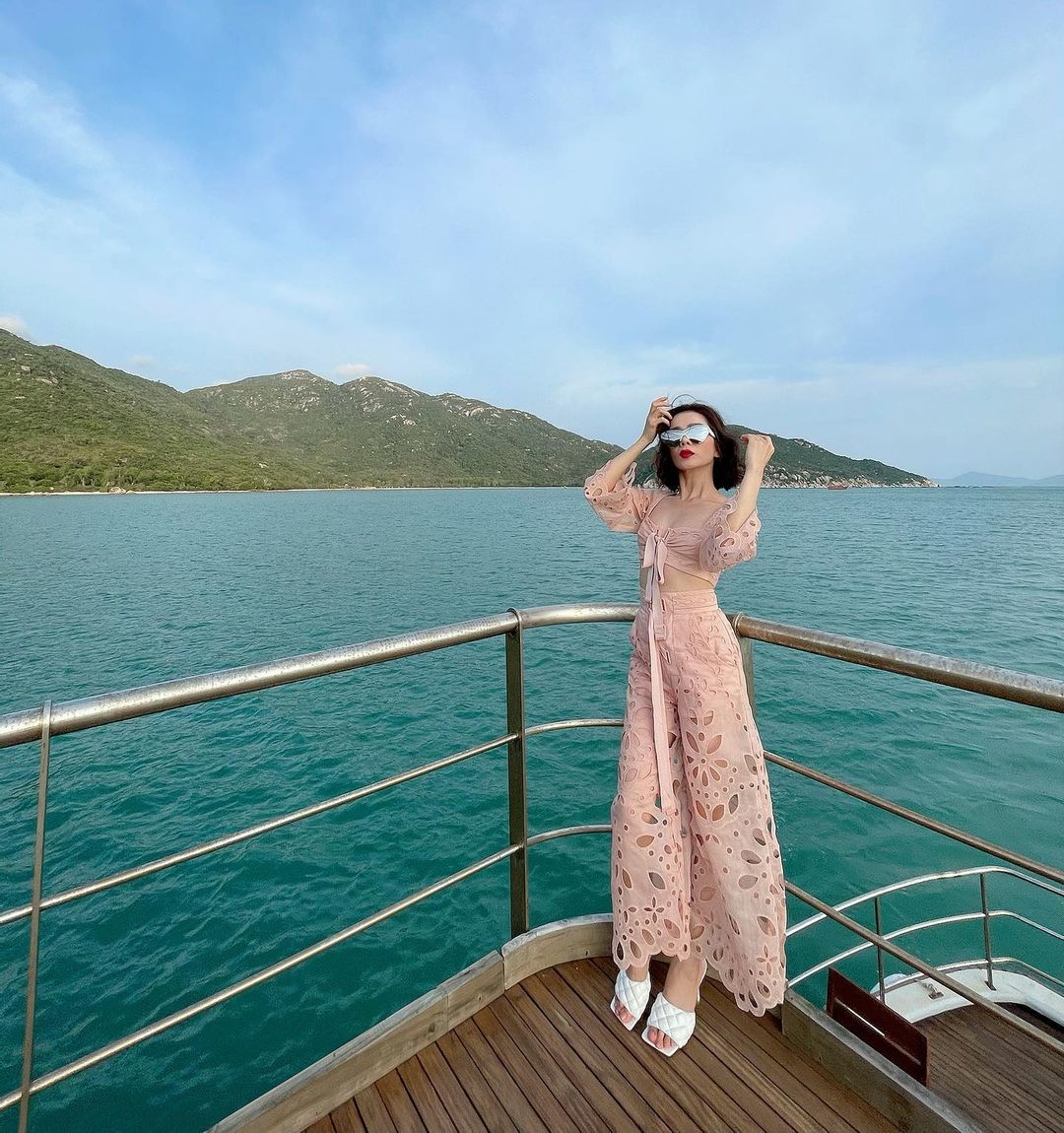 Diện áo hở eo đẹp như sao Việt: Thanh Hằng bụi bặm, Ngọc Trinh chặt chém, Thiều Bảo Trâm'nàng thơ' hết nấc 8 Diện áo hở eo đẹp như sao Việt: Thanh Hằng bụi bặm, Ngọc Trinh chặt chém, Thiều Bảo Trâm'nàng thơ' hết nấc 8