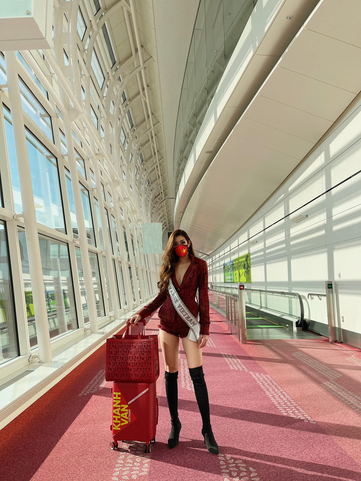 'Ngắm mãi không chán' thời trang sân bay của Khánh Vân trên hành trình chinh phục Miss Universe 2020 5 'Ngắm mãi không chán' thời trang sân bay của Khánh Vân trên hành trình chinh phục Miss Universe 2020 5