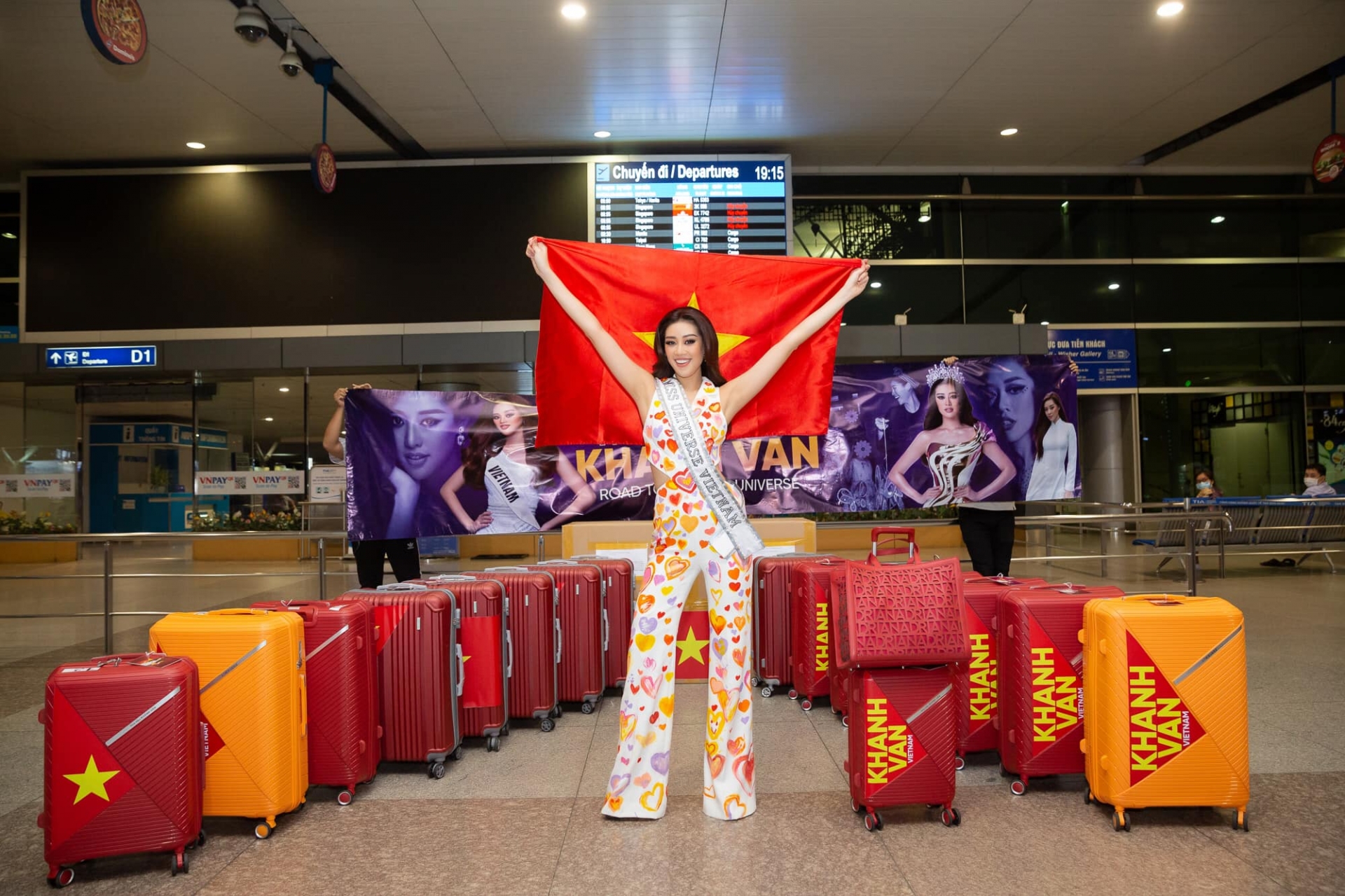 'Ngắm mãi không chán' thời trang sân bay của Khánh Vân trên hành trình chinh phục Miss Universe 2020 3 'Ngắm mãi không chán' thời trang sân bay của Khánh Vân trên hành trình chinh phục Miss Universe 2020 3