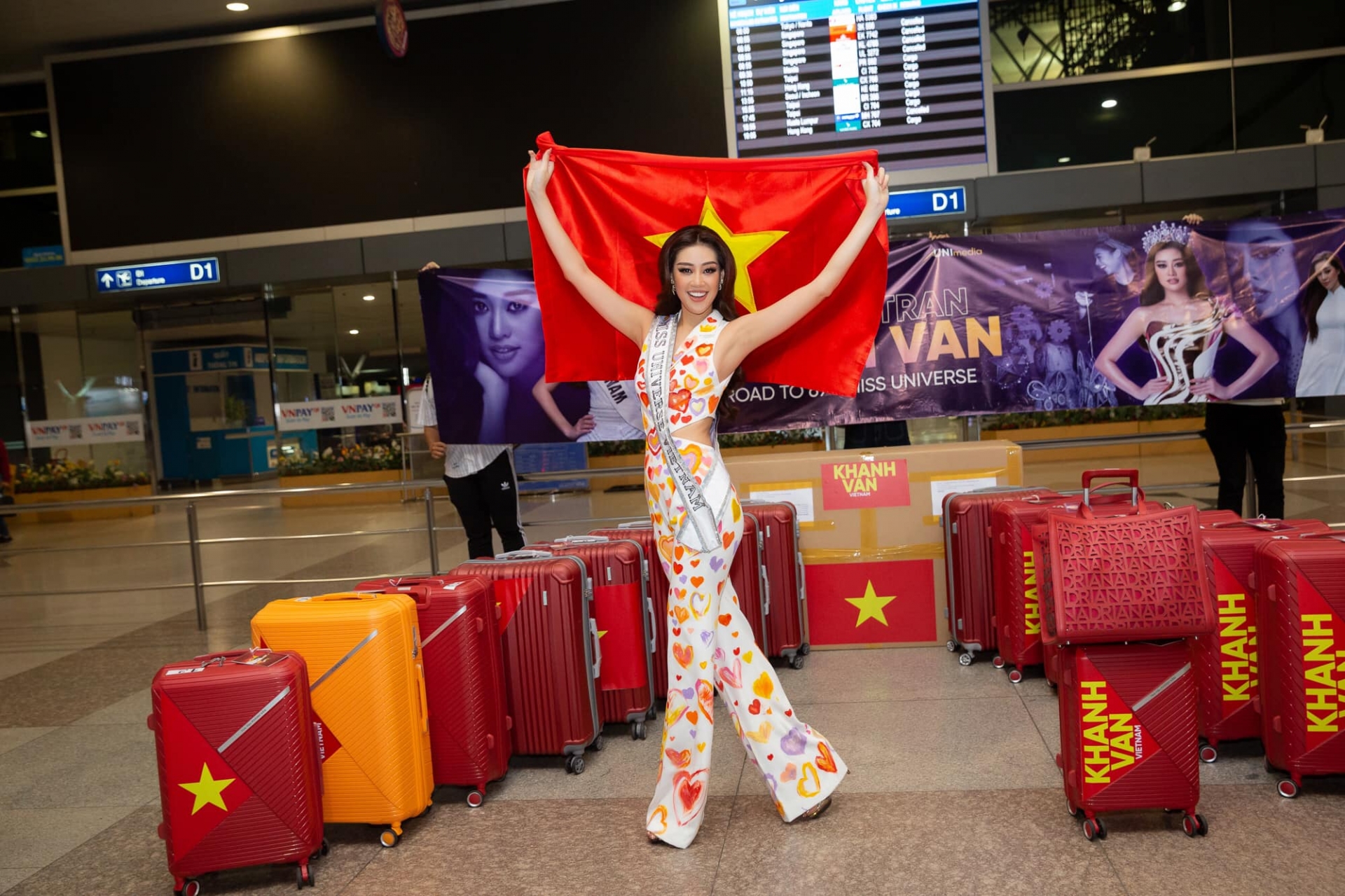 'Ngắm mãi không chán' thời trang sân bay của Khánh Vân trên hành trình chinh phục Miss Universe 2020 2