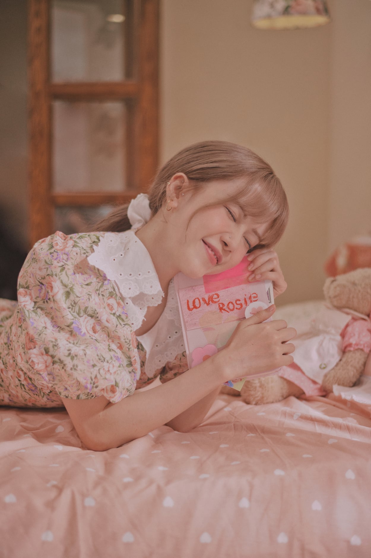 Thiều Bảo Trâm chứng minh định luật ‘mê trai đầu thai mới hết’ trong MV Love Rosie 8 Thiều Bảo Trâm chứng minh định luật ‘mê trai đầu thai mới hết’ trong MV Love Rosie 8