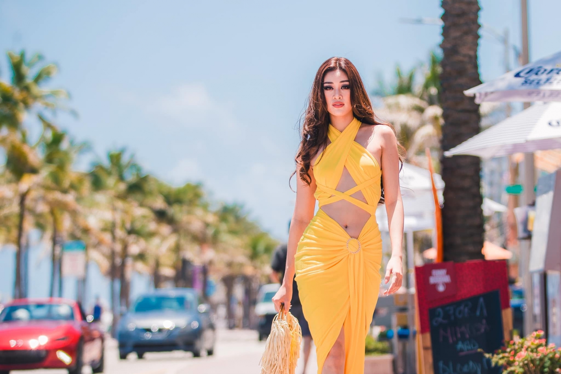 Khánh Vân lên đồ 'cực khét' trong ngày đầu nhập cuộc Miss Universe 8 Khánh Vân lên đồ 'cực khét' trong ngày đầu nhập cuộc Miss Universe 8