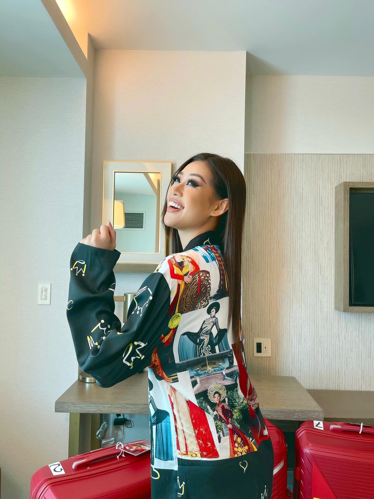 Khánh Vân diện đồ ngủ in hình đại diện của Việt Nam qua các mùa Miss Universe: Chiến lược váy áo ngày càng thông minh 4