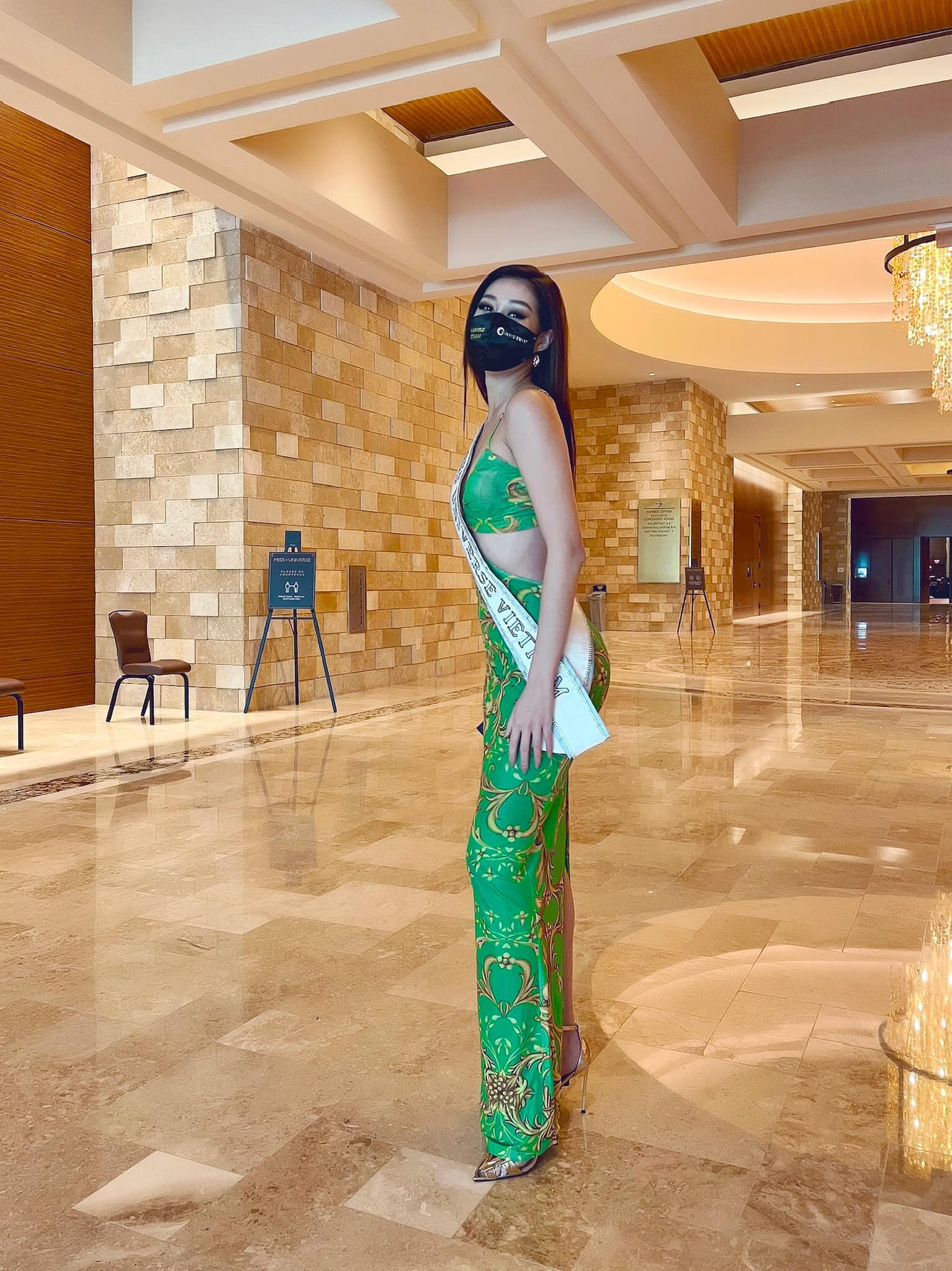 Thời trang ngày 2 của Khánh Vân tại Miss Universe 5 Thời trang ngày 2 của Khánh Vân tại Miss Universe 5
