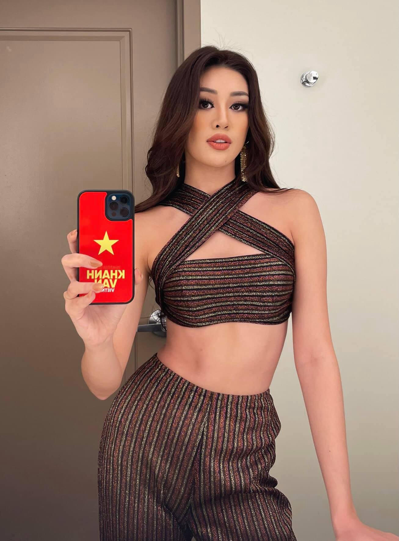 Ngày thứ 3 của Khánh Vân tại Miss Universe: Diện váy đính đá tựa vũ công, quyết tâm debut nhóm nhạc cùng hội chị em 6 Ngày thứ 3 của Khánh Vân tại Miss Universe: Diện váy đính đá tựa vũ công, quyết tâm debut nhóm nhạc cùng hội chị em 6