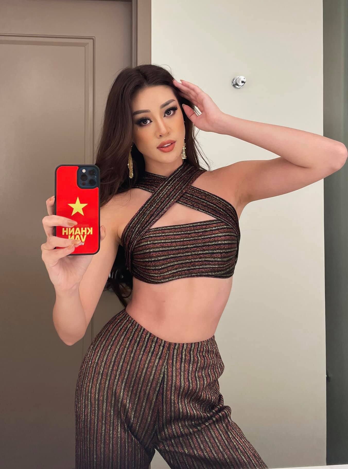 Ngày thứ 3 của Khánh Vân tại Miss Universe: Diện váy đính đá tựa vũ công, quyết tâm debut nhóm nhạc cùng hội chị em 5 Ngày thứ 3 của Khánh Vân tại Miss Universe: Diện váy đính đá tựa vũ công, quyết tâm debut nhóm nhạc cùng hội chị em 5
