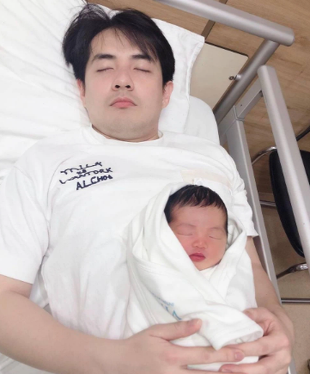 Mải chăm con đến mặc cả áo ngược, 'bố bìm' Ông Cao Thắng có màn giải thích cực kỳ đáng yêu 3 Mải chăm con đến mặc cả áo ngược, 'bố bìm' Ông Cao Thắng có màn giải thích cực kỳ đáng yêu 3