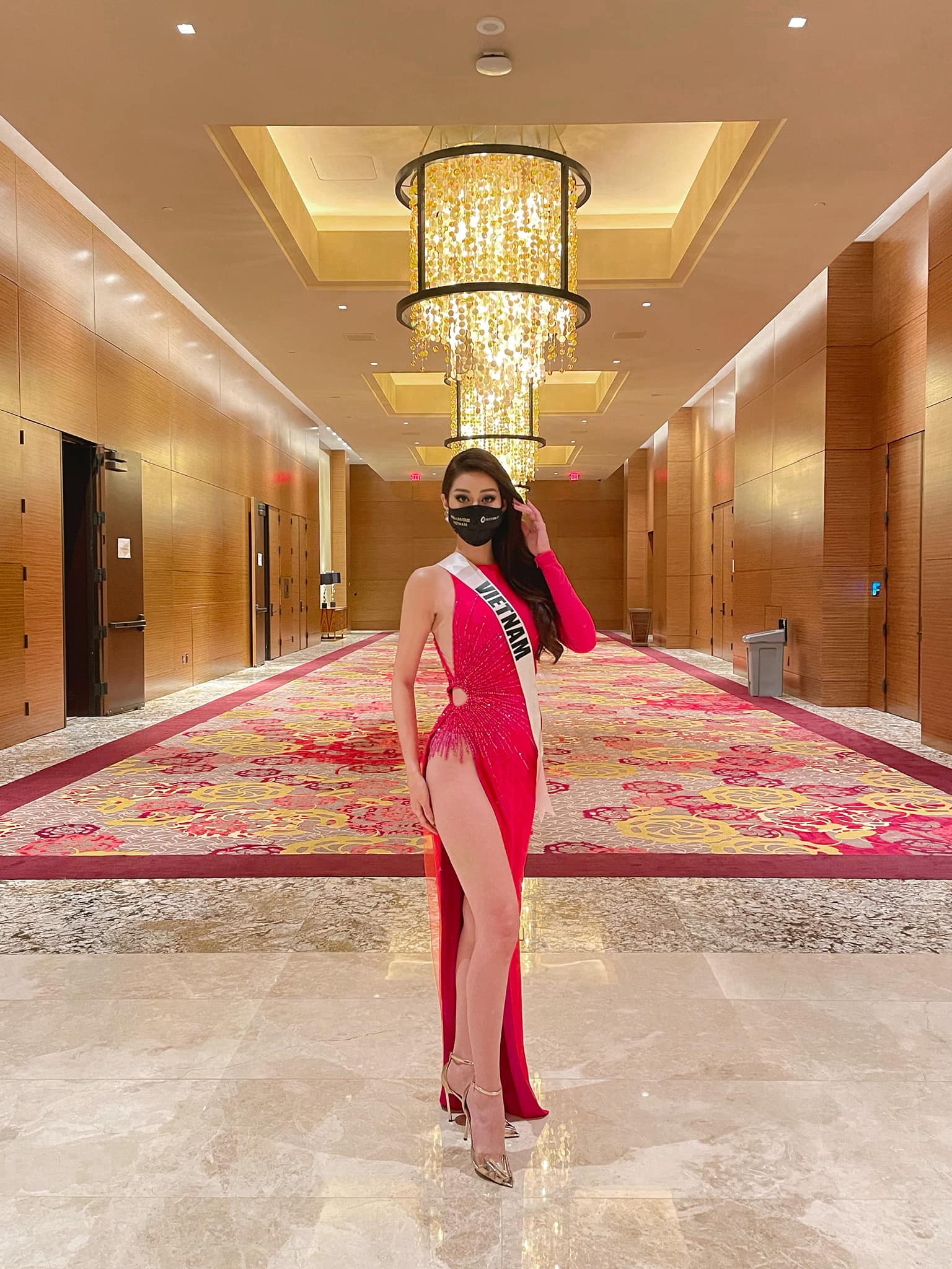 Khánh Vân diện váy xẻ tít tắp, truyền tải vẻ đẹp của người con gái Việt Nam tại đường đua Miss Universe 4
