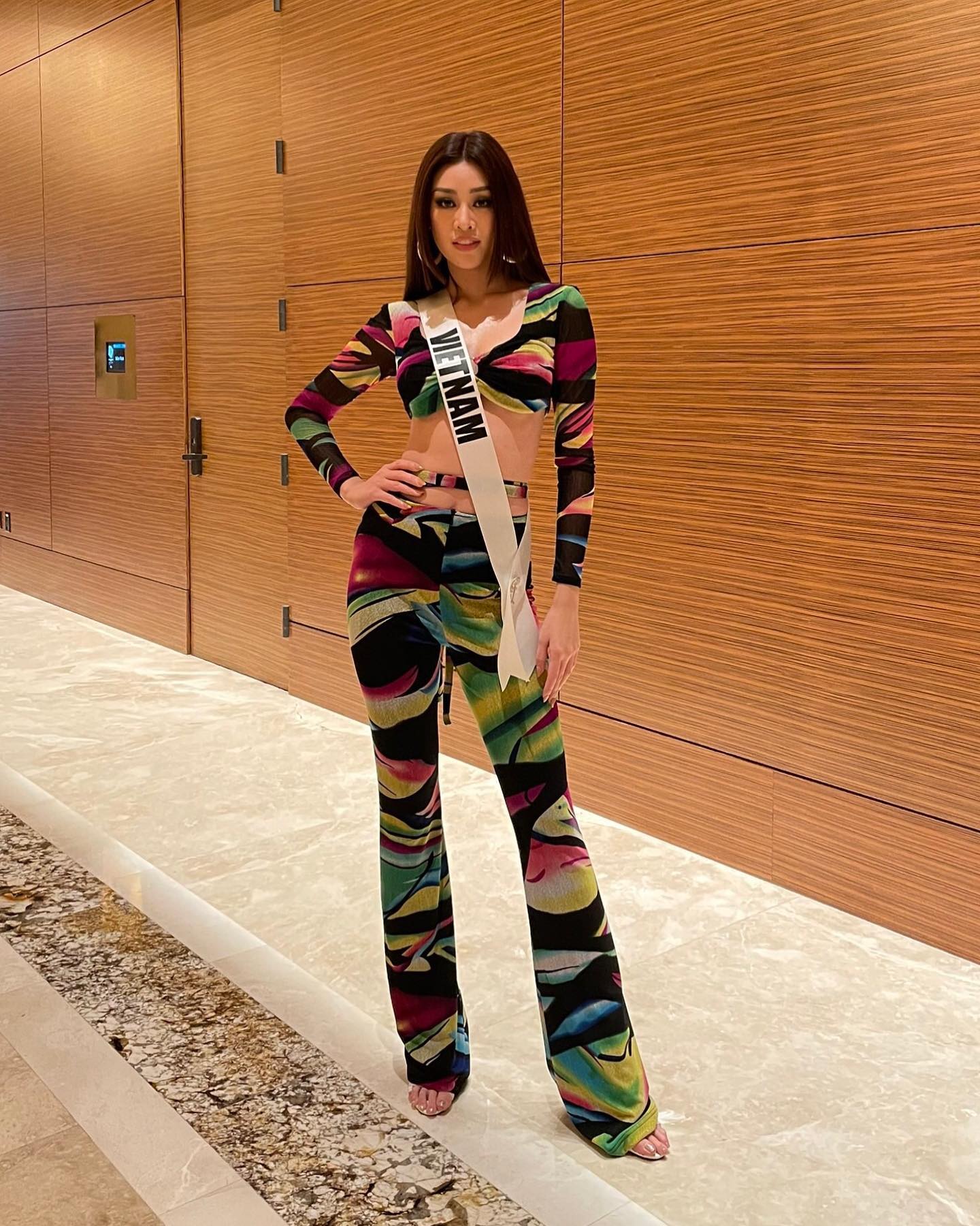 Ngày thứ 5 của Khánh Vân tại Miss Universe: Tinh thần thời trang ngời ngợi, san sẻ váy áo, giúp đỡ Hoa hậu Myanmar 6 Ngày thứ 5 của Khánh Vân tại Miss Universe: Tinh thần thời trang ngời ngợi, san sẻ váy áo, giúp đỡ Hoa hậu Myanmar 6