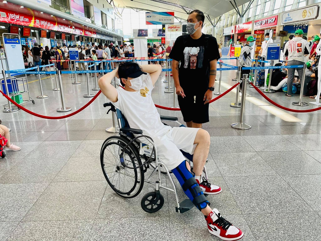 Karik chia sẻ về tình trạng chân sau sự cố vấp ngã trên sân khấu, quẩy được với 'Running Man' không đây? 4 Karik chia sẻ về tình trạng chân sau sự cố vấp ngã trên sân khấu, quẩy được với 'Running Man' không đây? 4