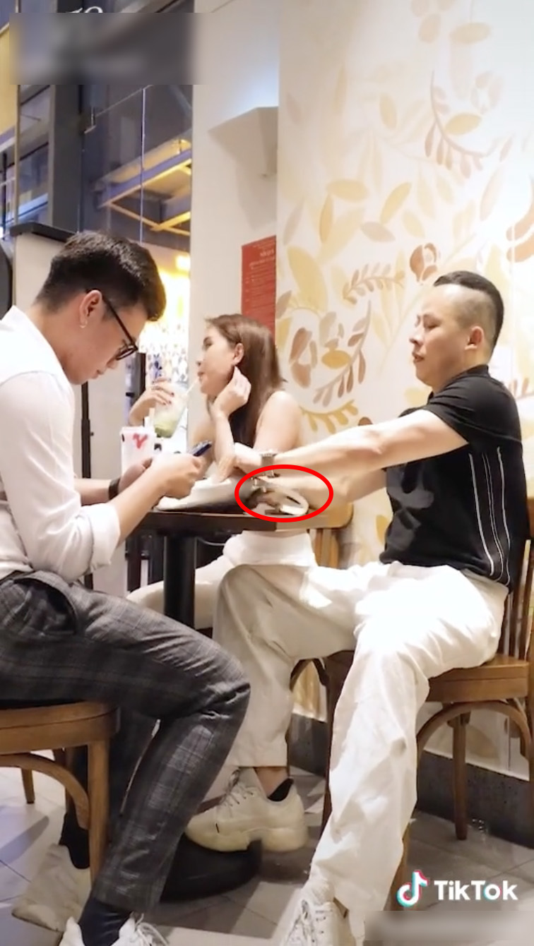 Vũ Khắc Tiệp sẵn sàng 'vung' hẳn một cục tiền để được Ngọc Trinh thơm má 2 Vũ Khắc Tiệp sẵn sàng 'vung' hẳn một cục tiền để được Ngọc Trinh thơm má 2