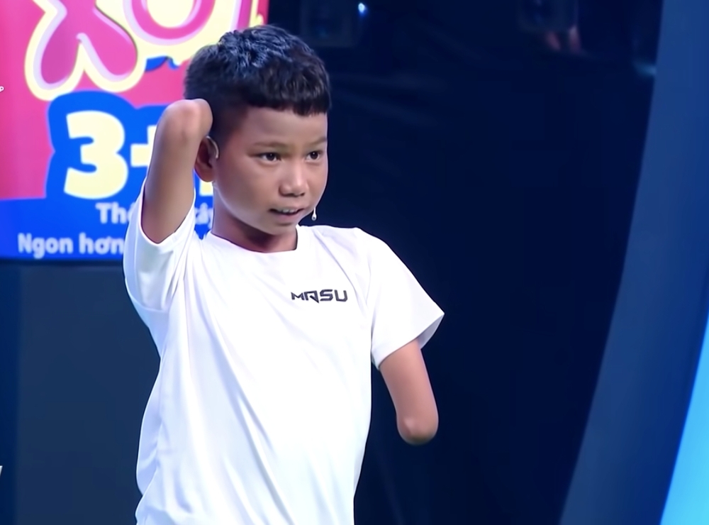 Góc tử tể: Trấn Thành treo thưởng 'cực khủng' cho cậu bé khuyết tật khi đá bóng vào thùng 3 Góc tử tể: Trấn Thành treo thưởng 'cực khủng' cho cậu bé khuyết tật khi đá bóng vào thùng 3