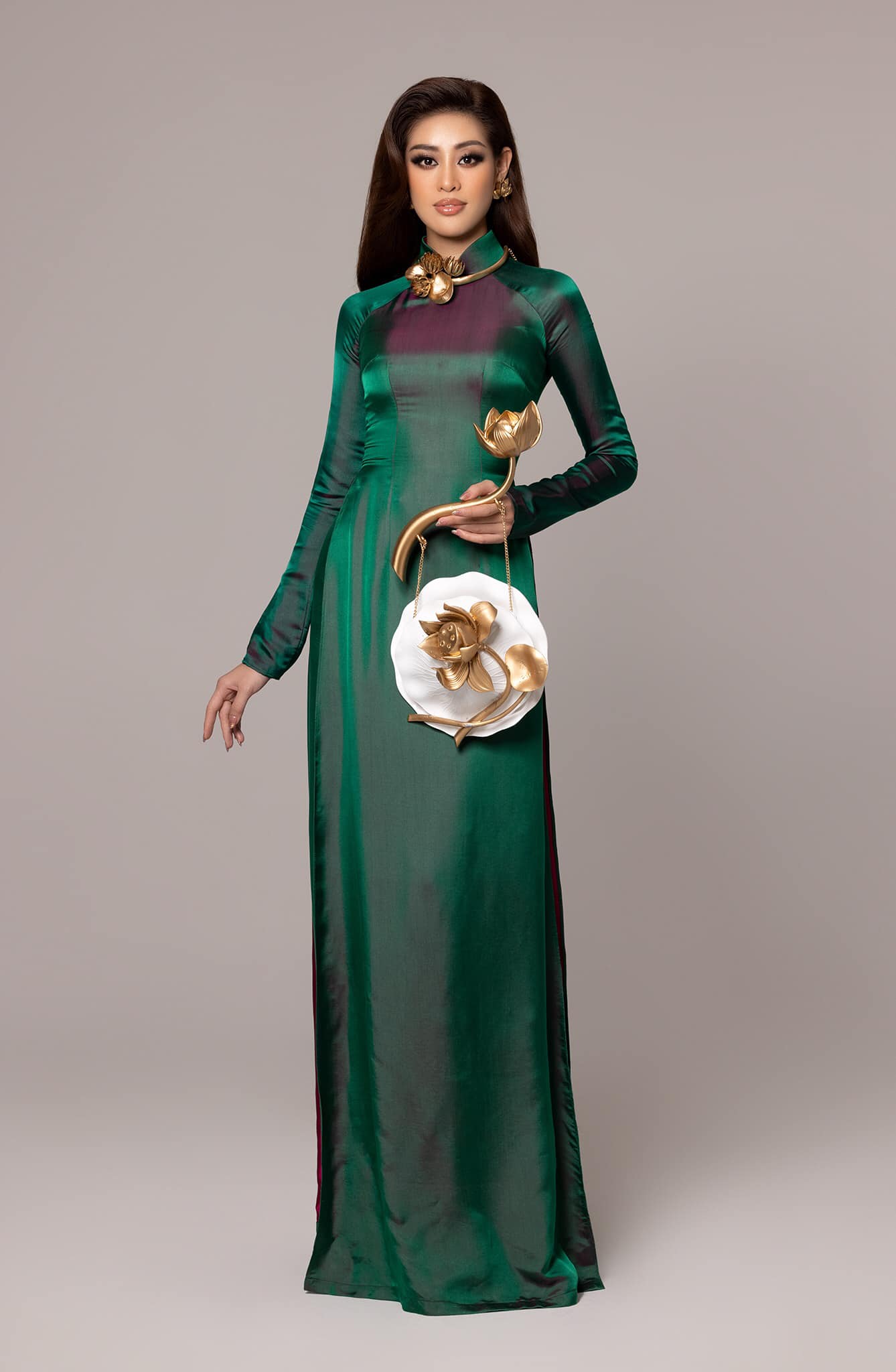 Khánh Vân thướt tha trong tà áo dài, đúng chuẩn 'quốc sắc thiên hương' trước thềm bán kết Miss Universe 3 Khánh Vân thướt tha trong tà áo dài, đúng chuẩn 'quốc sắc thiên hương' trước thềm bán kết Miss Universe 3