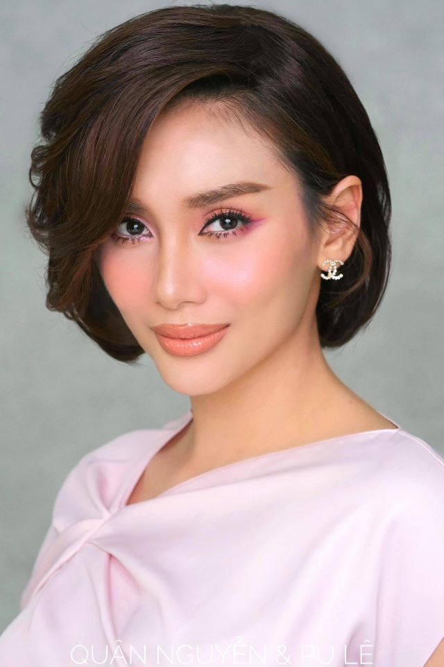 Võ Hoàng Yến vừa 'đảo ngói' đã tự nhận giống Đào Bá Lộc, còn xuất khẩu thành thơ mới chịu 1 Võ Hoàng Yến vừa 'đảo ngói' đã tự nhận giống Đào Bá Lộc, còn xuất khẩu thành thơ mới chịu 1