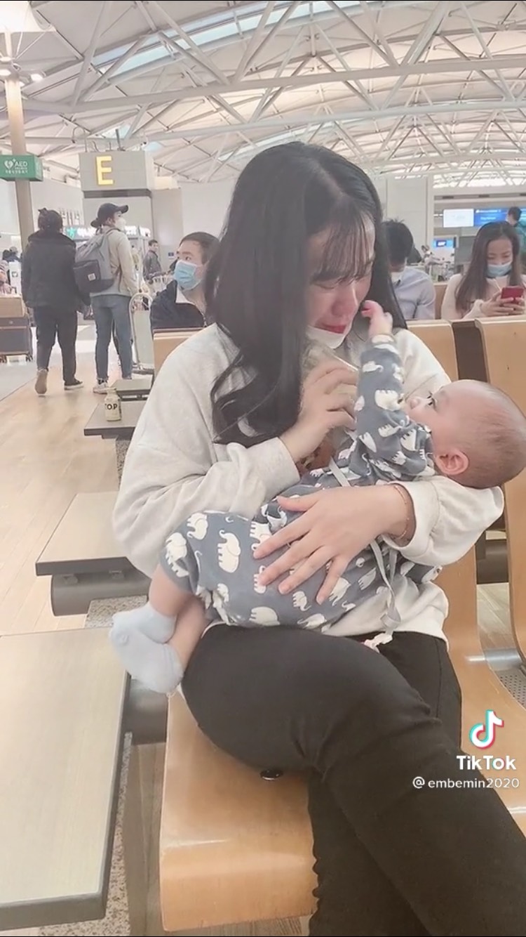 Mẹ khóc cạn nước mắt tiễn con nhỏ về nước: Xa em rồi, mẹ nhớ em nhiều lắm, về với ông bà đừng quên mẹ nghe con 5 Mẹ khóc cạn nước mắt tiễn con nhỏ về nước: Xa em rồi, mẹ nhớ em nhiều lắm, về với ông bà đừng quên mẹ nghe con 5