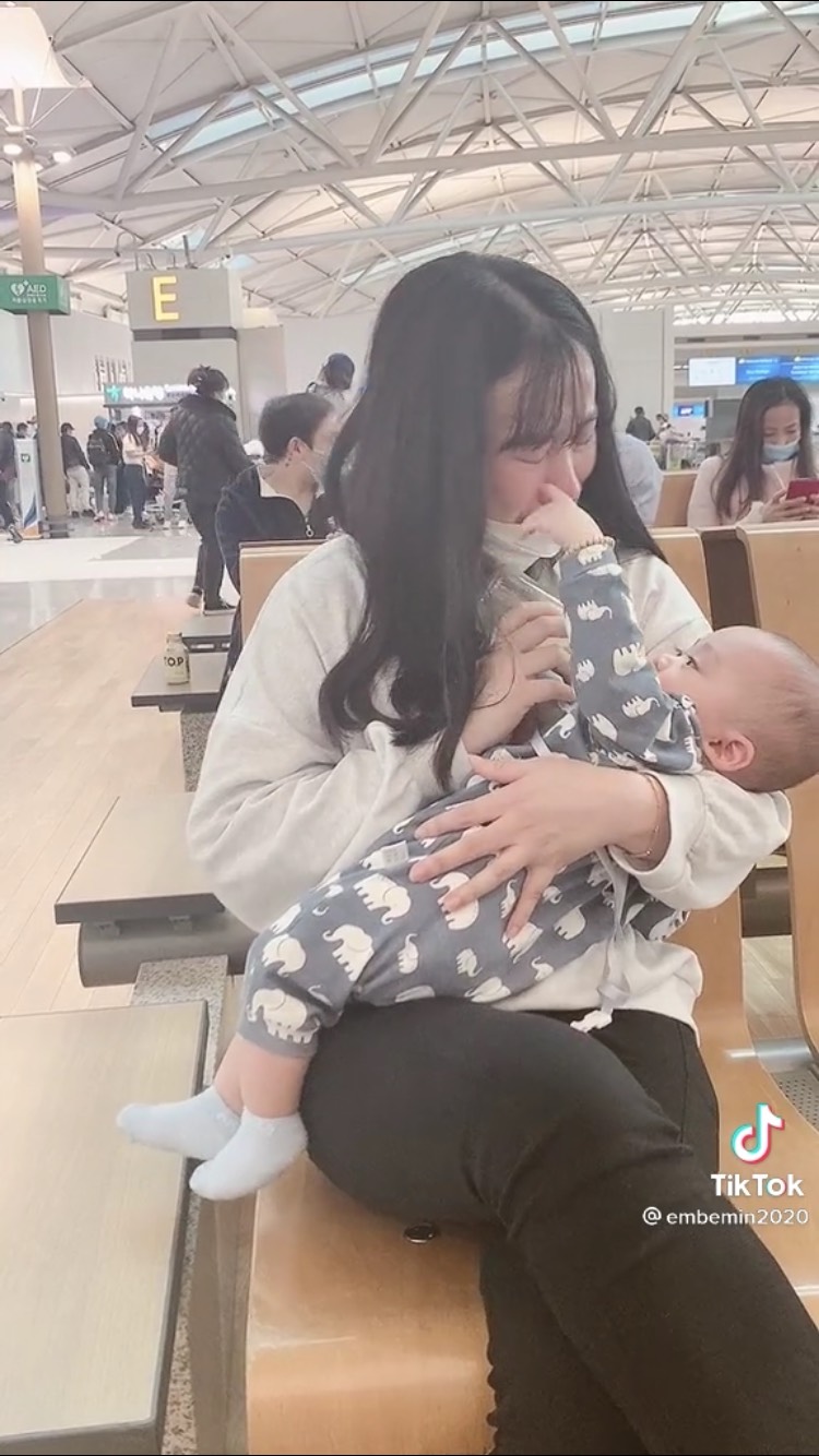 Mẹ khóc cạn nước mắt tiễn con nhỏ về nước: Xa em rồi, mẹ nhớ em nhiều lắm, về với ông bà đừng quên mẹ nghe con 4 Mẹ khóc cạn nước mắt tiễn con nhỏ về nước: Xa em rồi, mẹ nhớ em nhiều lắm, về với ông bà đừng quên mẹ nghe con 4