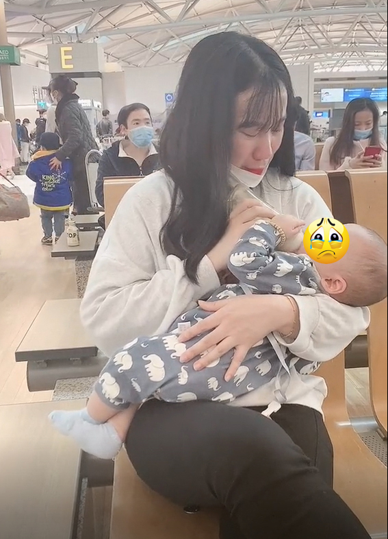 Mẹ khóc cạn nước mắt tiễn con nhỏ về nước: Xa em rồi, mẹ nhớ em nhiều lắm, về với ông bà đừng quên mẹ nghe con 2 Mẹ khóc cạn nước mắt tiễn con nhỏ về nước: Xa em rồi, mẹ nhớ em nhiều lắm, về với ông bà đừng quên mẹ nghe con 2