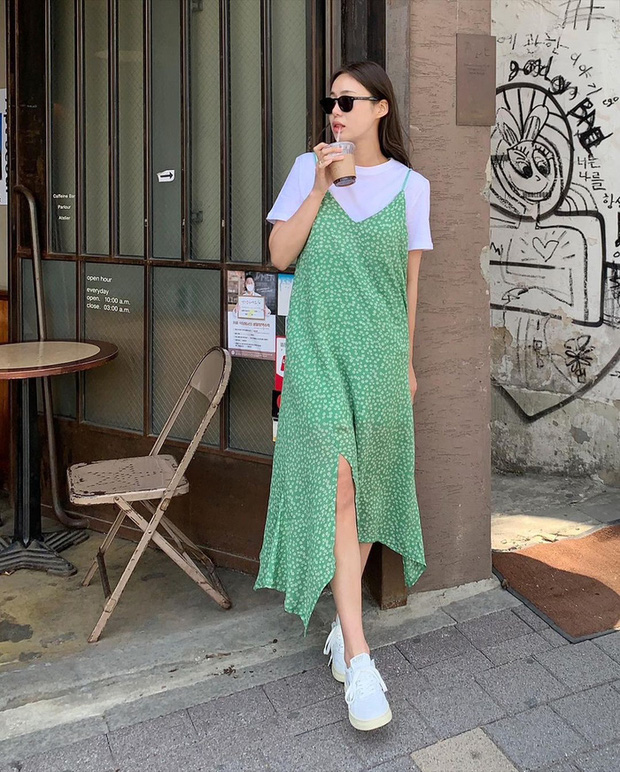 Mặc đẹp mùa giãn cách với 10 bản phối áo hai dây từ gái Hàn 7 Mặc đẹp mùa giãn cách với 10 bản phối áo hai dây từ gái Hàn 7