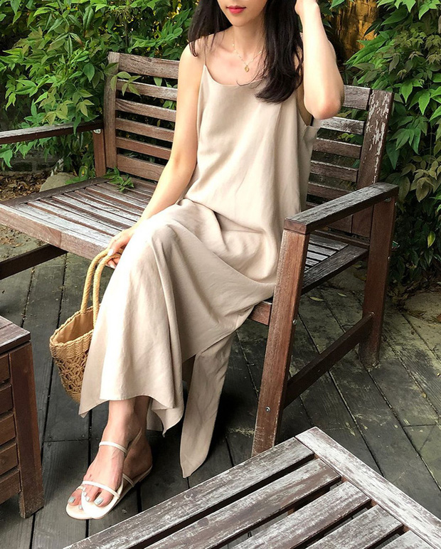 Mặc đẹp mùa giãn cách với 10 bản phối áo hai dây từ gái Hàn 3 Mặc đẹp mùa giãn cách với 10 bản phối áo hai dây từ gái Hàn 3