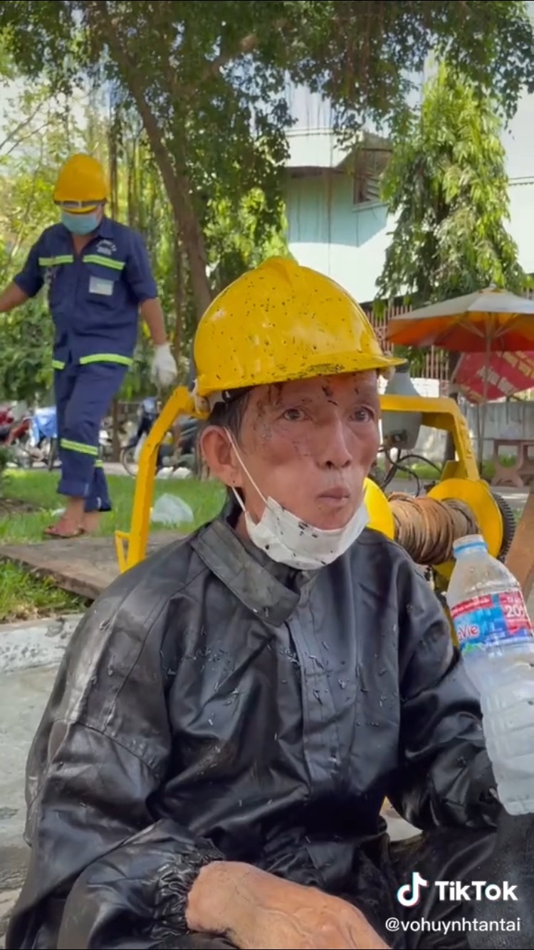 Ngẹn ngào hình ảnh công nhân môi trường run rẩy, đầm mình trong nước cống giữa cái nắng 37 độ: Tôi yêu nghề này lắm 8 Ngẹn ngào hình ảnh công nhân môi trường run rẩy, đầm mình trong nước cống giữa cái nắng 37 độ: Tôi yêu nghề này lắm 8