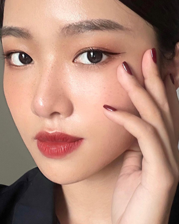 Hot girl Instagram chia sẻ 3 bước trang điểm mắt 'bao đơn giản - bao đẹp' 3 Hot girl Instagram chia sẻ 3 bước trang điểm mắt 'bao đơn giản - bao đẹp' 3