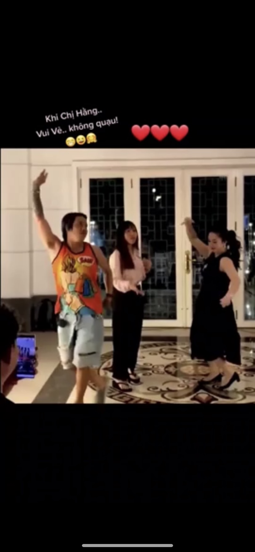 Nhí nhảnh như đại gia Phương Hằng, nhảy múa 'banh nóc' cùng người thân, khác hẳn khi livestream trên mạng 6 Nhí nhảnh như đại gia Phương Hằng, nhảy múa 'banh nóc' cùng người thân, khác hẳn khi livestream trên mạng 6