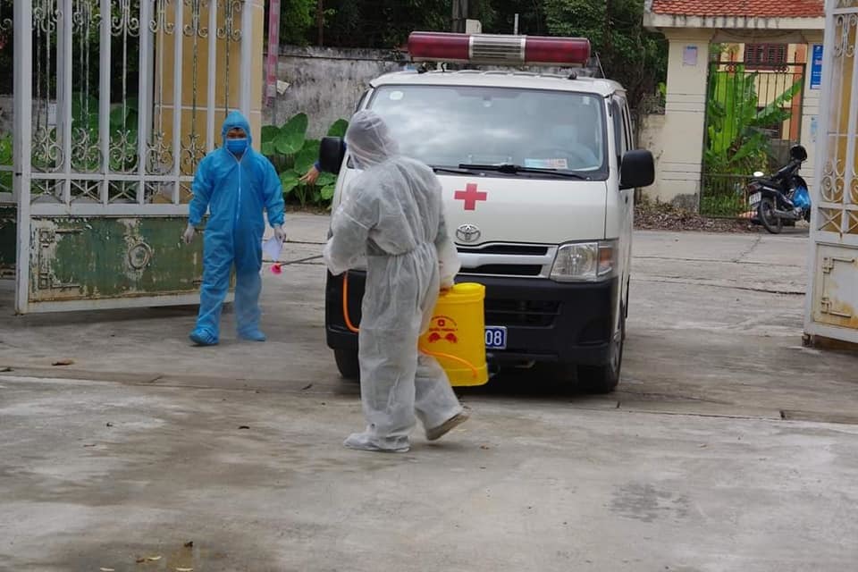 Xót xa hình ảnh học sinh lớp 1 trong khu cách ly: Túi đồ lớn hơn người, các con còn quá ngây dại để hiểu hết mọi chuyện 4 Xót xa hình ảnh học sinh lớp 1 trong khu cách ly: Túi đồ lớn hơn người, các con còn quá ngây dại để hiểu hết mọi chuyện 4