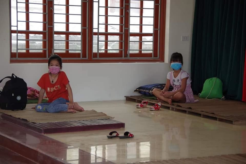 Xót xa hình ảnh học sinh lớp 1 trong khu cách ly: Túi đồ lớn hơn người, các con còn quá ngây dại để hiểu hết mọi chuyện 3 Xót xa hình ảnh học sinh lớp 1 trong khu cách ly: Túi đồ lớn hơn người, các con còn quá ngây dại để hiểu hết mọi chuyện 3
