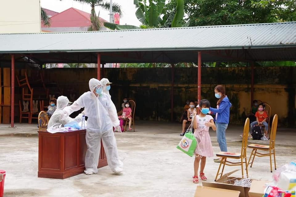 Xót xa hình ảnh học sinh lớp 1 trong khu cách ly: Túi đồ lớn hơn người, các con còn quá ngây dại để hiểu hết mọi chuyện 2 Xót xa hình ảnh học sinh lớp 1 trong khu cách ly: Túi đồ lớn hơn người, các con còn quá ngây dại để hiểu hết mọi chuyện 2
