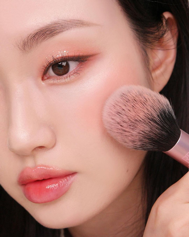 Nếu còn mắc 6 lỗi sau đây thì đừng mong xinh lên khi đánh son bóng 6 Nếu còn mắc 6 lỗi sau đây thì đừng mong xinh lên khi đánh son bóng 6