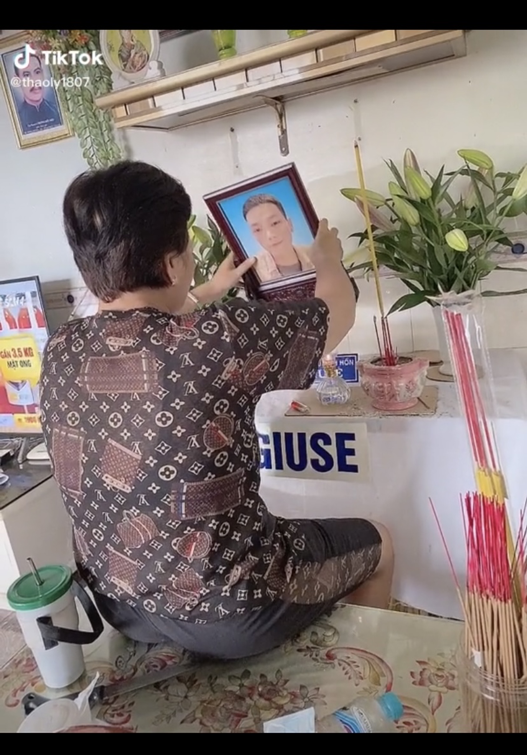 Nghẹn ngào hình ảnh mẹ vợ thất thần ôm di ảnh con rể, thi thoảng tâm sự một mình: Mẹ thương con như ruột thịt của mình 1 Nghẹn ngào hình ảnh mẹ vợ thất thần ôm di ảnh con rể, thi thoảng tâm sự một mình: Mẹ thương con như ruột thịt của mình 1