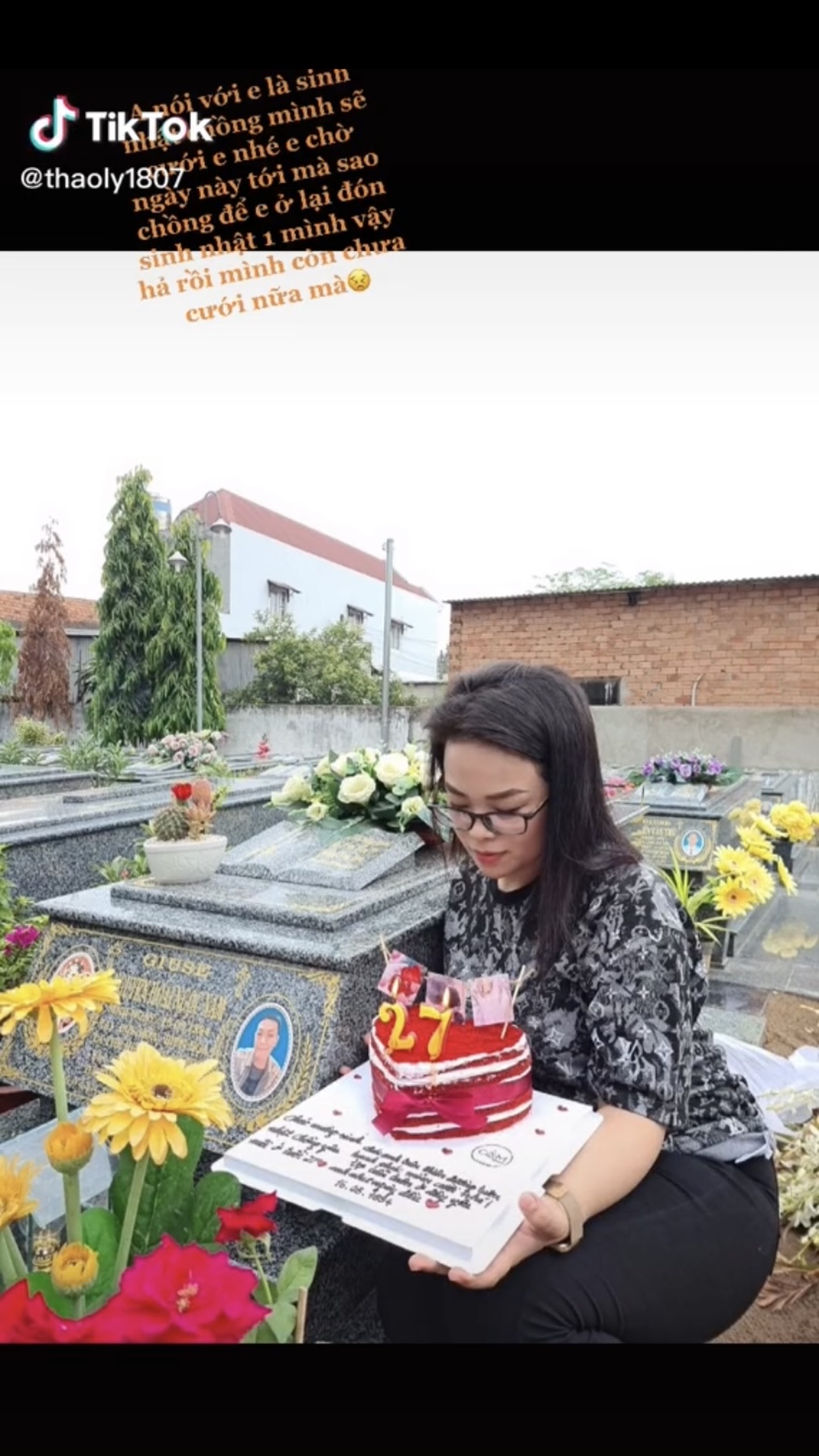 Nghẹn ngào hình ảnh mẹ vợ thất thần ôm di ảnh con rể, thi thoảng tâm sự một mình: Mẹ thương con như ruột thịt của mình 6 Nghẹn ngào hình ảnh mẹ vợ thất thần ôm di ảnh con rể, thi thoảng tâm sự một mình: Mẹ thương con như ruột thịt của mình 6