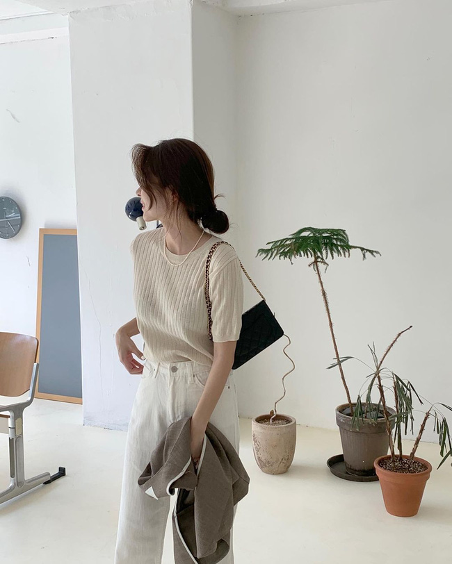 Thoát cảnh 'đầu bù' mùa nắng với kiểu tóc búi thấp 4 Thoát cảnh 'đầu bù' mùa nắng với kiểu tóc búi thấp 4
