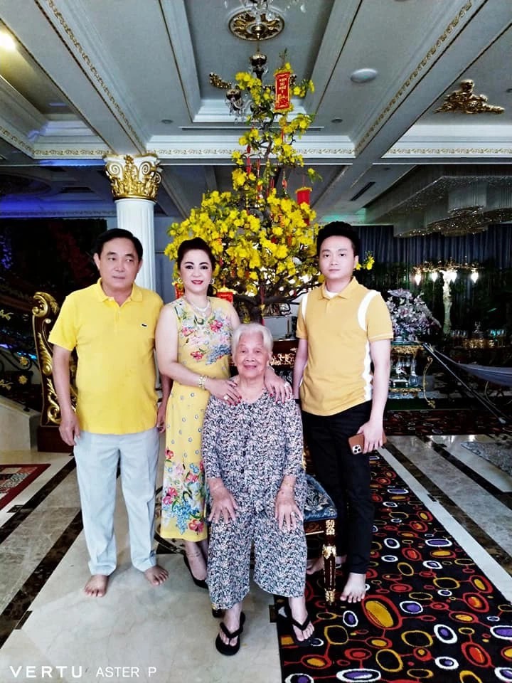 Ngoài chồng đại gia và 4 con, đây là người thân duy nhất được bà Phương Hằng phụng dưỡng, chăm sóc 3 Ngoài chồng đại gia và 4 con, đây là người thân duy nhất được bà Phương Hằng phụng dưỡng, chăm sóc 3